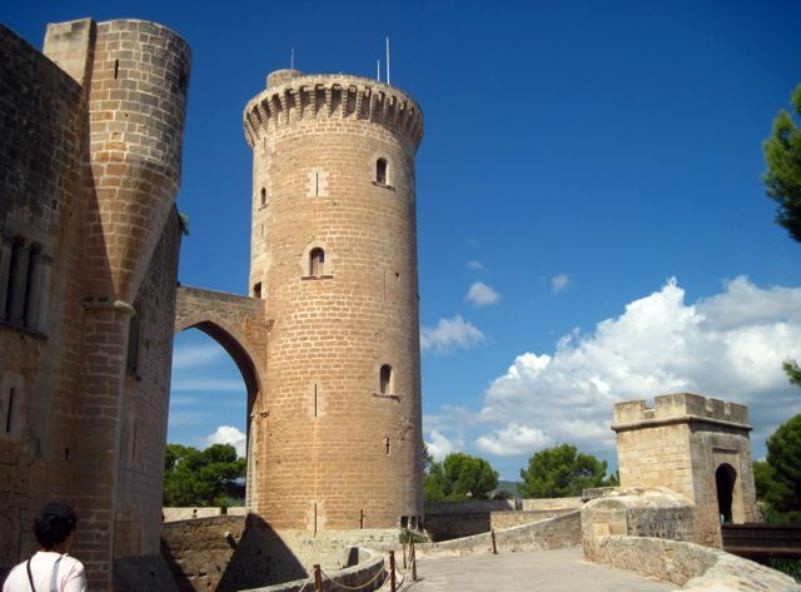 Castillo de Bellver, edificación del siglo XIV